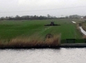 Loonbedrijf Hielkema uit Vegelinsoord aan het injecteren.