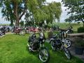 De Oldtimerriders uit Jubbega en omstreken strijken neer op het terras