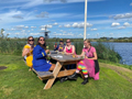 De Vrouwen Tuff Club streek neer op het terras.