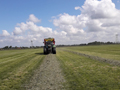 De groene trekker haalt het gras van de overkant van Het Deel. Zo dichtbij maar toch 40 minuten rijden!