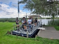 Een groep toerfietsers uit Surhuisterveen, na koffie en gebak, op de pont